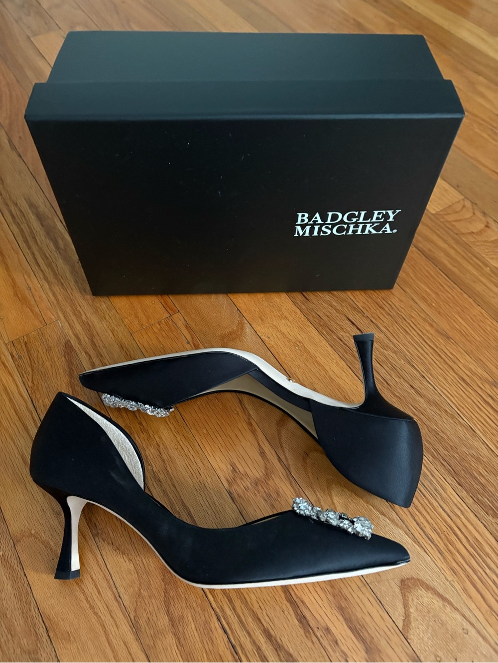 NWT Badgley Mischka Black Satin Pointed Toe Pumps with Crystal Buckle - Picture 3 of 8
